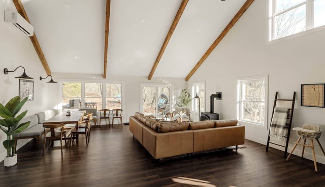 5 bedrooms with hot tub, fireplace, pool table & more, 12 minutes from Knoebels Amusement Park