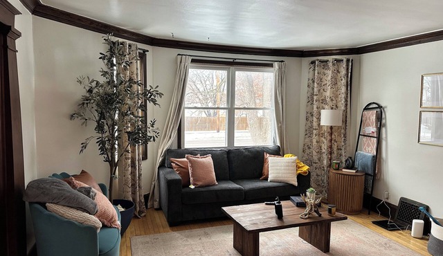 5 bedrooms with parking near NE Arts District, 15min to NSC and US Bank Stadium