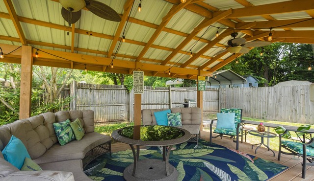 5 Beds/2.5 bath. Covered Patio and fire pit. Hilltop Manor- 8 miles from DT