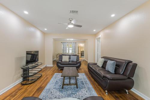 5 beds 2 bath, sleep 10
