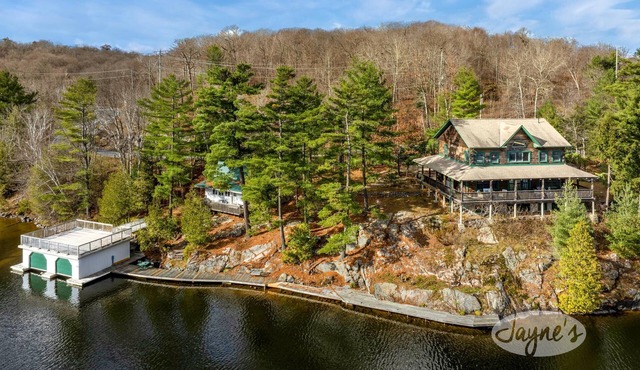 5 beds 4 bath cottage on Lake Rosseau