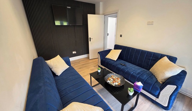 5 Beds, 7 guests, Private Garden, Free Parking