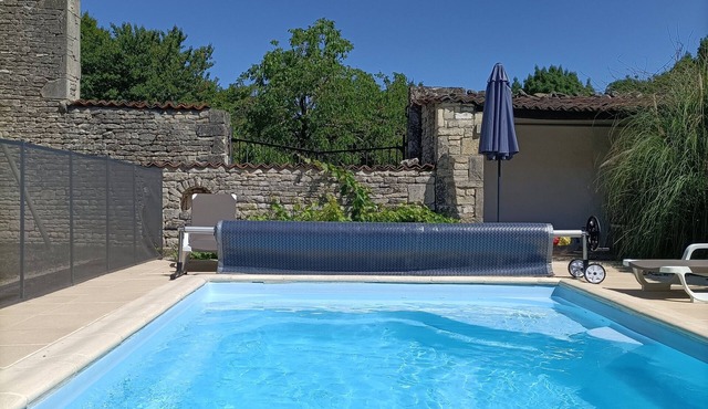 5 beds cottage with heatted pool in a lovely stones village