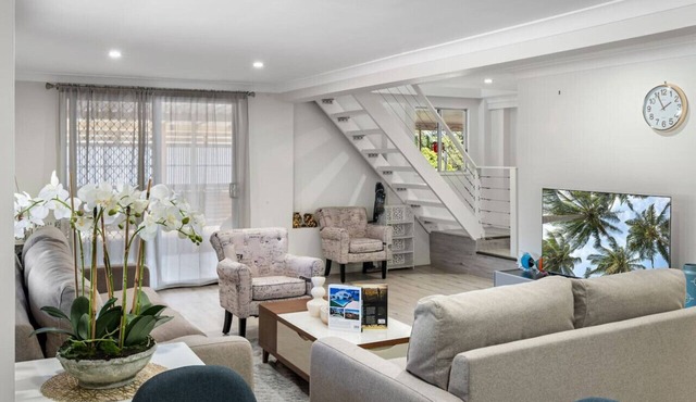 5 Beds home close to mall, food & highway