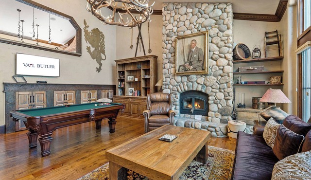 5 Beds in BC - Ski In, Hot Tub, Pool, Walk to Town