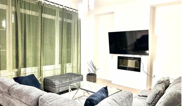 5 Beds Luxury Retreat at Wasaga Beach