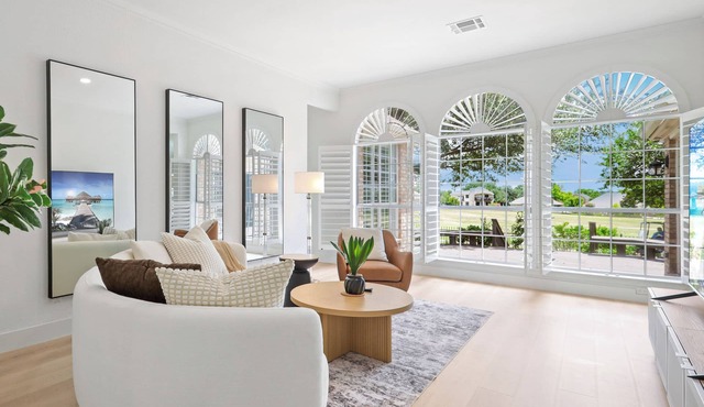 5 Beds Luxury Retreat on Golf Course