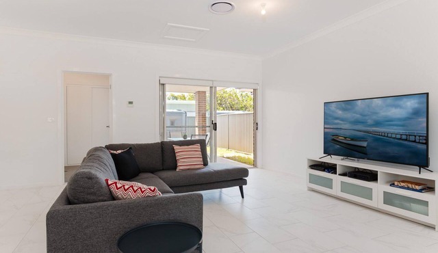 5 Bent Street - huge house with Foxtel & Aircon