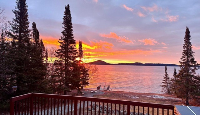 5 BIG STARS! COTTAGE ON LAKE SUPERIOR-Between Grand Marais, MN & Thunder Bay, ON