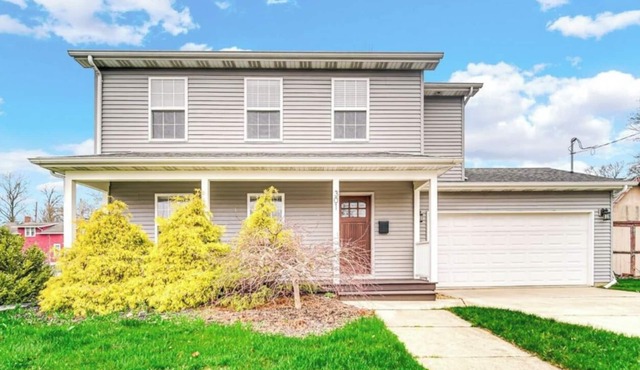 5 blocks to downtown Valparaiso, <1 hour to Chicago, close to Indiana Dunes