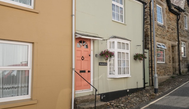 5 BODMIN HILL, pet friendly, character holiday cottage in Lostwithiel