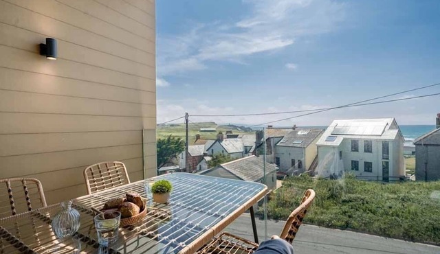 5 Bol-Y-Maer - a two bedroom apartment with communal swimming pool