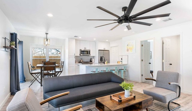 5 BR, 10 min to DT, Sleeps 10, Pet Friendly