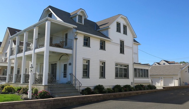 5 BR/3 BA - 250' from Beach - Great Ocean Views - Northern End