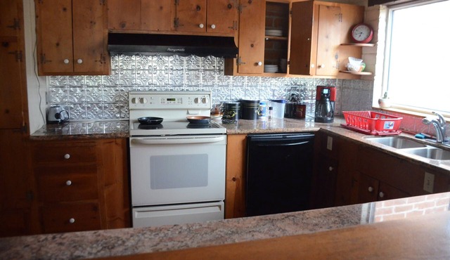 5 BR, 3 BA 2800 Sf Home Huge Deck/Shared Pool 5.7 Acres, Courtyards