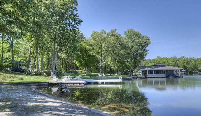 5 BR 3 BA -300ft waterfront W/Dock, Pvt Boat ramp, Beachfront Paradise