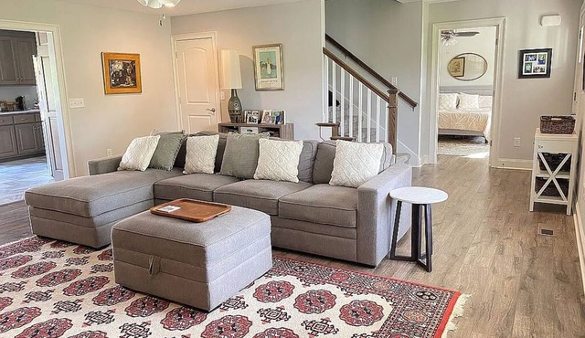 5 BR, 3 BA home near I-24 in incredible neighborhood- perfect mid term rental