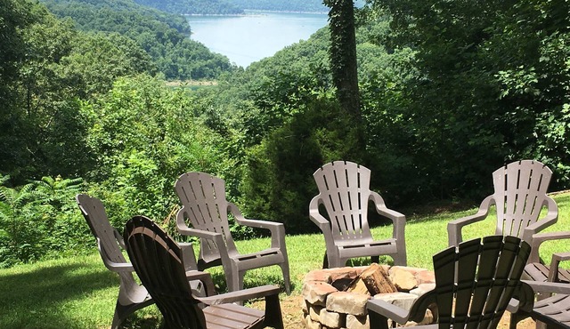 5 BR, 3 King Beds, Fire Pit, Hot Tub, Game room! Amazing Year Round Lake View!