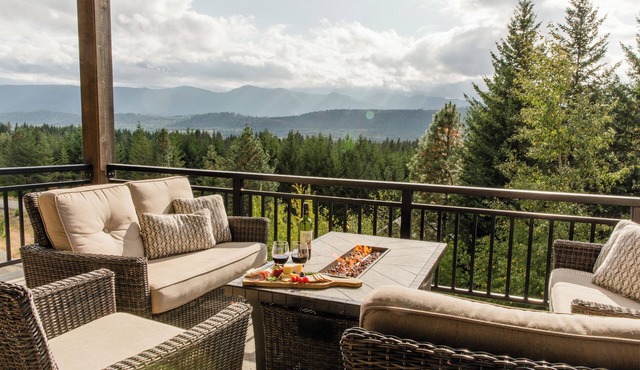 5 BR 4 BA home w/hot tub, game room, large deck & spectacular mountain views!