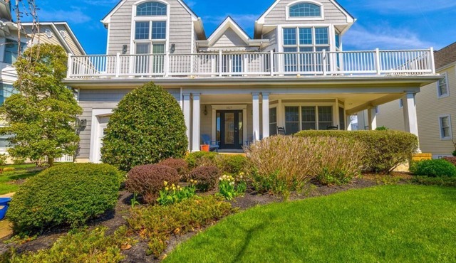 5 BR/4 BA single family home located one block to the beach. Sleeps 12!