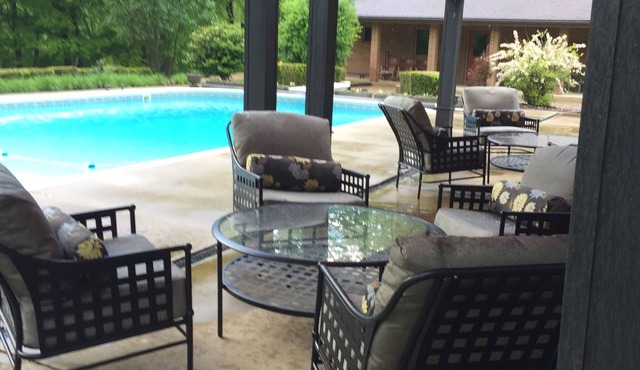 5 BR, 4 baths, Pool, HotTub, Family Friendly, near Louisville KY, Private