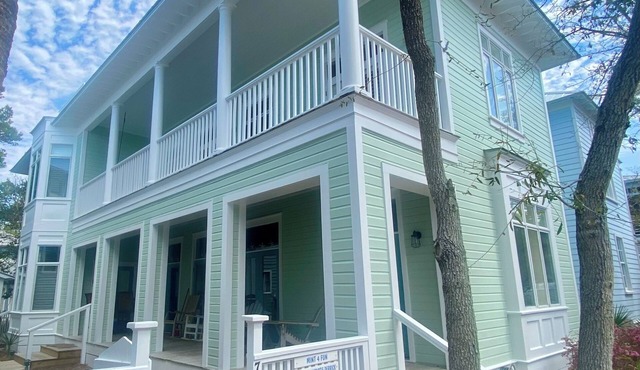 5 BR, 5 BA in Seaside, quick walk to the private beach access or main pool