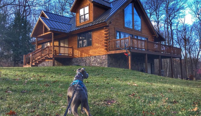 5 BR Cozy Log Cabin next To 7 Springs & Hidden Valley!