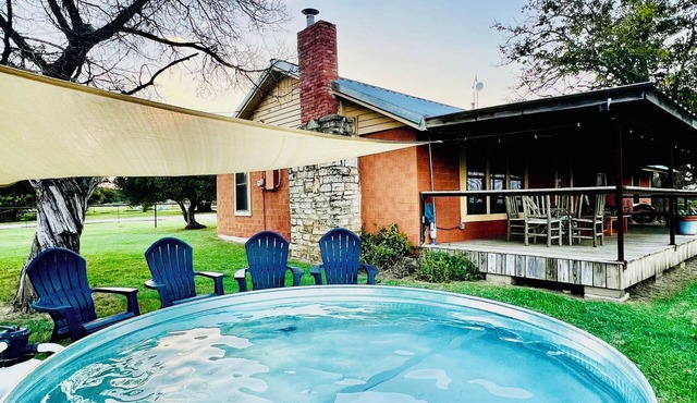 5 BR family ranch home, near Fossil Rim, hiking, farm animals and COWBOY POOL