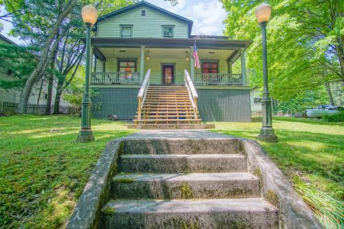 5 Br: Historic Glaab House in Cass, with AC, Amazing Kitchen, Covered Porches, Historical Landmark