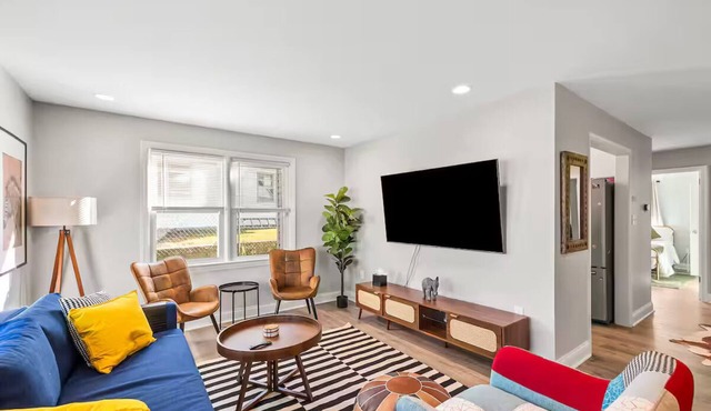 5-BR Home w/driveway - 10 Min to D.C. near Metro