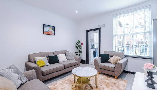 5 br house sleeps 12 near Leeds City Centre with free parking