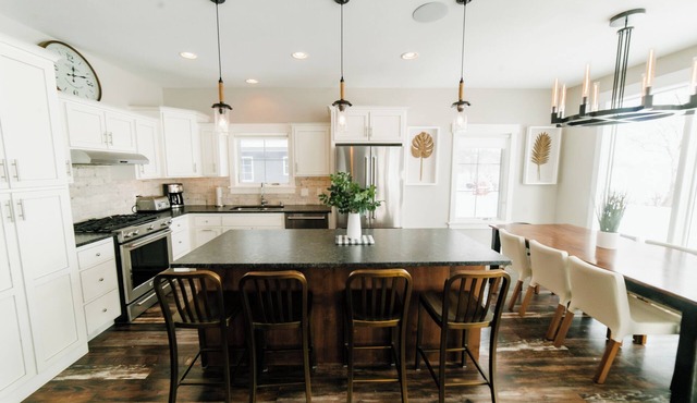 5 BR Lake House on Shores of Beautiful Gull Lake - Families or Couples Getaway