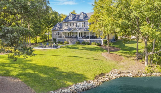 5 BR Lakefront Getaway + Fire Pit + Lake Views