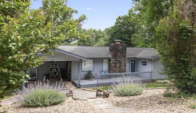 5+ BR lakefront home w/swim dock. High Speed WiFi.