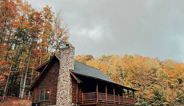 5 BR log cabin - Hot Tub - 40 private acres - Hiking trails