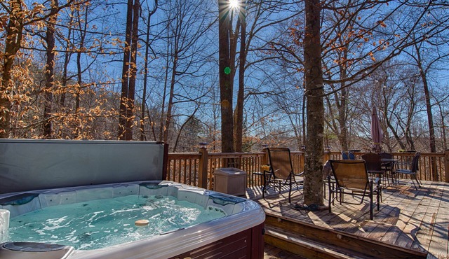 5 BR Log Home - 5 Min/2.7miles to TIEC - with a Hot Tub on 18 acres "Creekside"