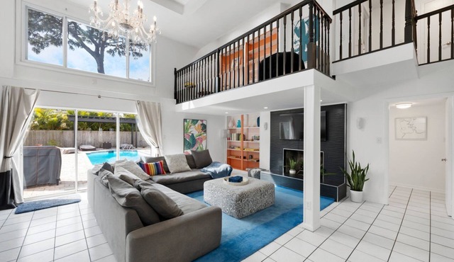 5 BR Luxury Beach Villa: Heated Pool & Games Room, Modern Design