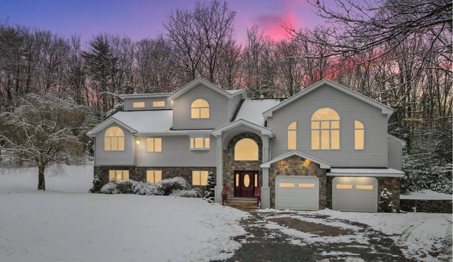 5 BR Luxury Escape with Hot Tub, Home Theater, Arcade, Min from Lake & Slopes