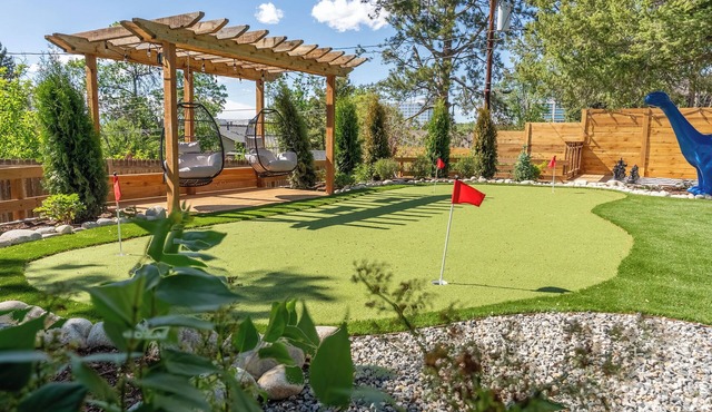 5 BR Luxury Funhouse, Walk to Fiddler's Green, Hot Tub, Mini-Golf, FirePit, Theater Room