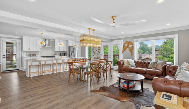 5 BR Luxury Home on Main Street in Downtown Blowing Rock + Hot Tub!