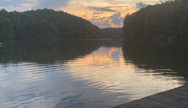 5 BR QUIET Waterfront Spacious Lakehouse on Lake