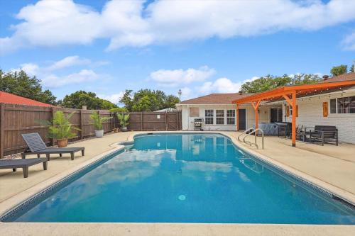 5-BR Relaxing Retreat with Pool Hot tub Fire Pit