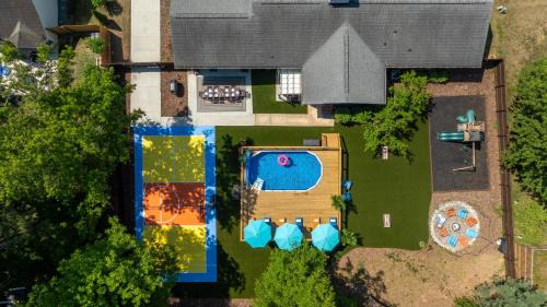 5 BR Resort home w Pool, hot tub 10 min downtown Charlotte