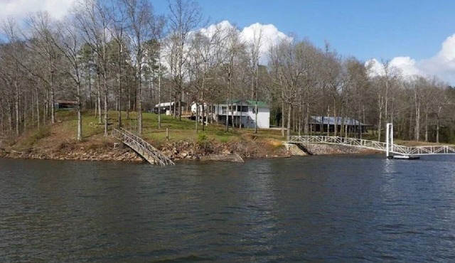 5 BR Retreat on Beautiful Smith Lake & Close to I-65