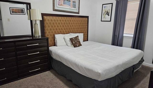 5 BR Secluded Abundant Parking-Minutes from Downtown & Airport.