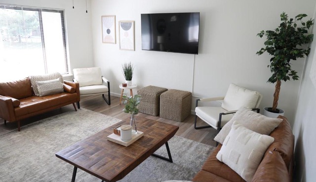 5-BR Serene Retreat Near CLE* Dogs welcome!