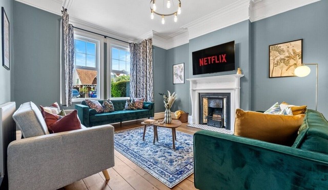 5 BR Stylist Spacious House, w/Off Road Parking CHELTENHAM RACE SPECIAL OFFER