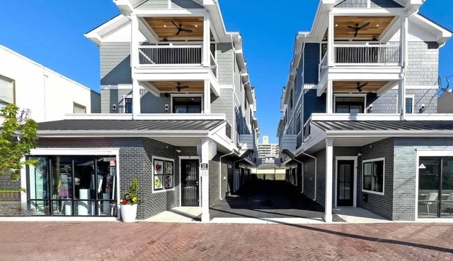 5 BR Townhome, Parking, Elevator