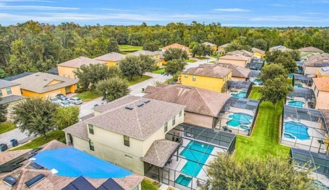 5 BR with pool! By shopping, restaurants, Disneyworld, & Universal Studios!
