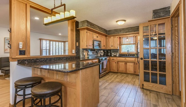 5 BR+ Yard. Close drive to New Brighton, Roseville, Shoreview
